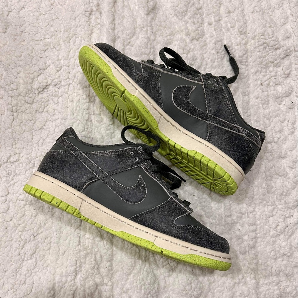 Nike Dunk Low
Halloween (2022)
